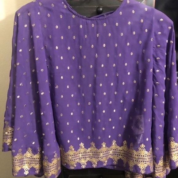 Blouse w/Wide Sleeves & Open Back - Picture 4 of 10